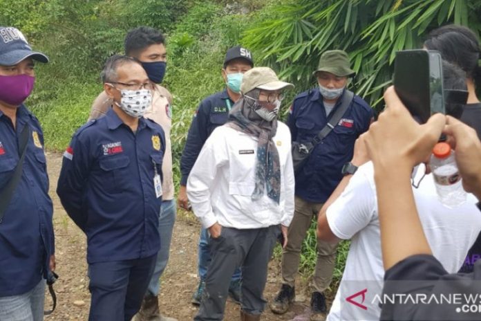 Kepala Dinas Lingkungan Hidup (DLH) Provinsi Kalsel, Hanifah Dwi Nirwana, memberikan keterangan pers usai pengambilan sampel air Sungai Mengkaok di Desa Remo Kabupaten Banjar yang diduga tercemar akibat aktivitas diduga pertambangan liar. Foto istimewa/antara