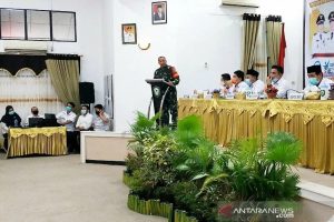 Komandan Kodim 1015/Spt Letkol Czi Akhmad Safari menyampaikan paparan saat rapat evaluasi akhir tahun 2020, Rabu (30/12/2020). ANTARA/Norjani