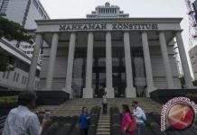 MK Terima Gugatan Sengketa Pilkada Denny Indrayana-Difriadi