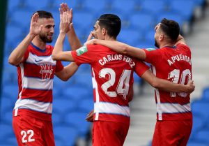 Antonio Puertas dari Granada diberi selamat setelah ia mencetak gol pembuka dalam pertandingan Liga antara Real Sociedad dan Granada CF di Estadio Anoeta pada 10 Juli 2020 di San Sebastian, Spanyol. (Foto oleh Juan Manuel Serrano Arce / Getty Images)