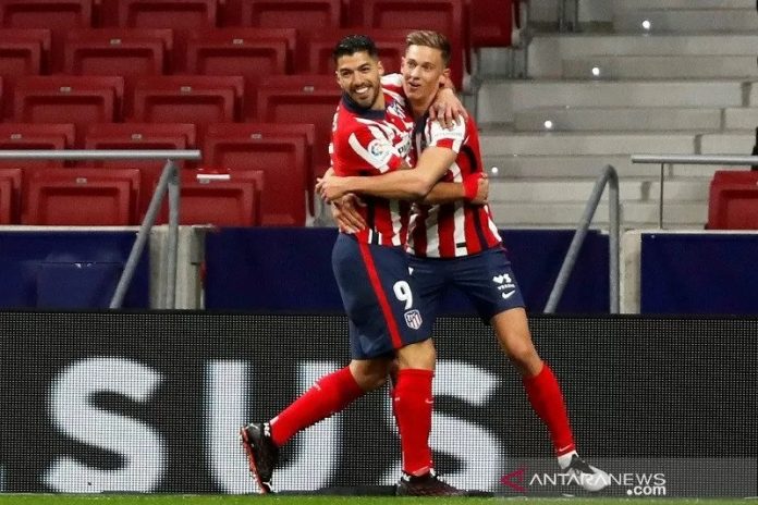 Penyerang Atletico Madrid Luis Suarez (kiri) melakukan selebrasi bersama Marcos Llorente seusai menjebol gawang Getafe dalam lanjutan Liga Spanyol di Stadion Wanda Metropolitano, Madrid, Spanyol, Rabu (30/12/2020) waktu setempat. (ANTARA/REUTERS/Susana Vera)