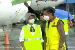 Tangkap layar Menteri Kesehatan Budi Gunadi Sadikin dan Menteri Luar Negeri Retno Marsudi menyaksikan kedatangan 1,8 juta dosis vaksin Sinovac batch kedua, yang dibawa menggunakan pesawat Garuda Indonesia, di Bandara Soekarno Hatta, Tangerang, Banten, Kamis (31/12), sebagaimana disaksikan melalui tayangan Youtube Sekretariat Presiden. (Rangga Pandu Asmara Jingga)