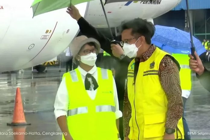 Tangkap layar Menteri Kesehatan Budi Gunadi Sadikin dan Menteri Luar Negeri Retno Marsudi menyaksikan kedatangan 1,8 juta dosis vaksin Sinovac batch kedua, yang dibawa menggunakan pesawat Garuda Indonesia, di Bandara Soekarno Hatta, Tangerang, Banten, Kamis (31/12), sebagaimana disaksikan melalui tayangan Youtube Sekretariat Presiden. (Rangga Pandu Asmara Jingga)