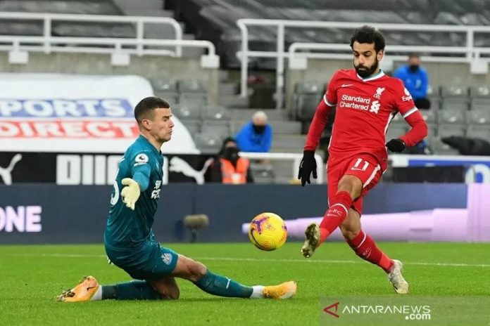 Kiper Newcastle United Karl Darlow (kiri) menepis tembakan penyerang Liverpool Mohamed Salah dalam lanjutan Liga Inggris di Stadion St. James' Park, Newcastle, Inggris, Rabu (30/12/2020) waktu setempat. (ANTARA/REUTERS/POOL/Stu Forster)