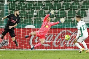 Pemain Real Madrid Karim Benzema berusaha mencetak gol saat menghadapi Elche di Estadio Manuel Martinez Valero, Elche, Spanyol, 30 Desember 2020. (REUTERS/JUAN MEDINA)