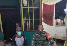 Dua Anggota Babinsa Ini Nekat Datangi Warga, Ajak Antisipasi Banjir