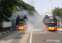 Usai Pergantian Tahun, Brimob Semprot Jalan Ibu Kota dengan Disinfektan