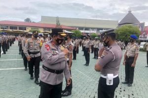 Kapolda Kalsel Irjen Pol Rikhwanto memberikan ucapan selamat kepada anggota yang naik pangkat. (ANTARA/Firman)