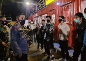 Kapolresta Banjarmasin, Kombes Rachmat Darmawan, memberi pengarahan kepada pengelola tempat usaha agar memenuhi batas waktu operasional. (humas polresta banjarmasin)