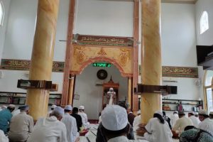 Guru Besar Universitas Islam Negeri (UIN) Antasari Banjarmasin Prof Dr H Asmaraman MA sedang menyampaikan khutbah di Masjid Assa'adah Komplek Beruntung Jaya Banjarmasin sebelum shalat Jumat (1/1). (Syamsuddin Hasan)