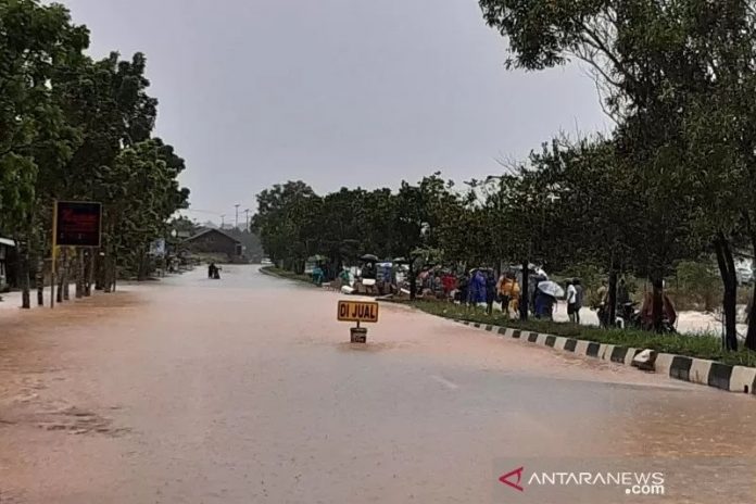 Akses di Jalan Aisyah Sulaiman, Tanjungpinang tertutup akibat banjir. ANTARA/Nikolas Panama/am.