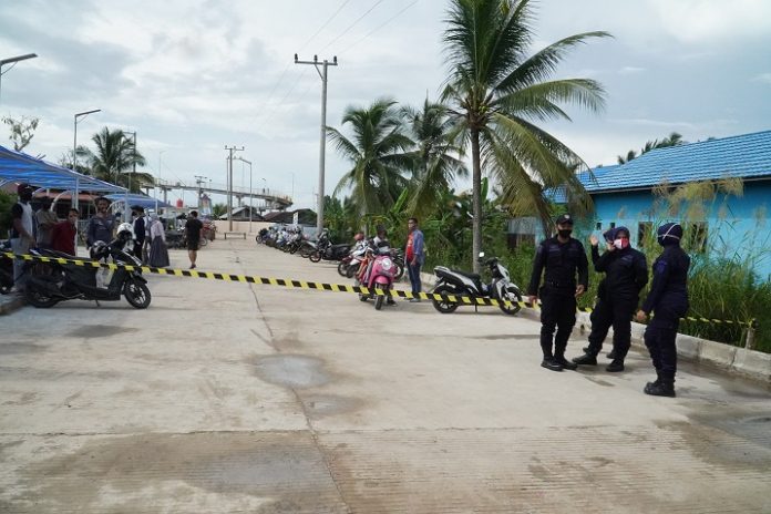 _Jalan masuk ke Jembatan Antasan Bromo diberi pita pembatas. (Dokpim Banjarmasin)