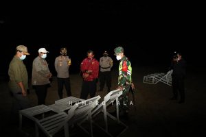 Bupati Tanahlaut bersama Forkopimda memantau situasi pantai pada malam pergantian tahun. (Humpro Tanahlaut)
