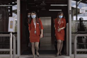 Pramugari AirAsia memakai masker saat berjalan menuju gedung Terminal 2 Bandara Internasional Kuala Lumpur (KLIA2) pada 29 April 2020 di Kuala Lumpur, Malaysia. AirAsia melanjutkan penerbangan domestik terjadwal hari ini, dimulai dengan Malaysia diikuti oleh Thailand, Filipina, India dan Indonesia, dengan persetujuan pihak berwenang. (Foto oleh Rahman Roslan / Getty Images)