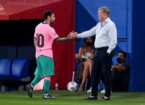 Lionel Messi dari Barcelona berjabat tangan dengan Ronald Koeman, Manajer FC Barcelona setelah ia diganti selama pertandingan persahabatan pramusim antara FC Barcelona dan Girona di Estadi Johan Cruyff pada 16 September 2020 di Barcelona, Spanyol. (Foto oleh David Ramos / Getty Images)