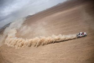 Pengemudi Toyota Nasser Al-Attiyah dari Qatar dan co-driver Prancis Mathieu Baumel di Dakar Rally Tahap 4 antara Arequipa dan Tacna, di Peru, pada 10 Januari 2019. (Foto oleh Franck FIFE / AFP) (Kredit foto harus dibaca FRANCK FIFE / AFP melalui Getty Images)