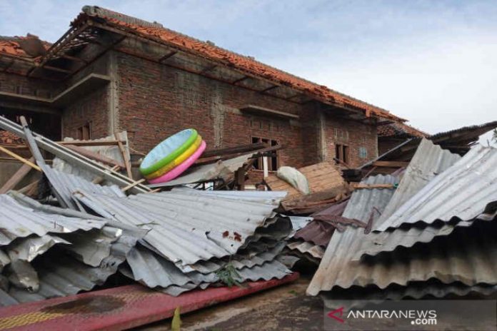 Kondisi rumah yang roboh akibat puting beliung di Desa Slangit, Kabupaten Cirebon. (ANTARA/Khaerul Izan)