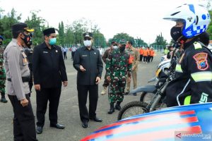 Wakil Wali Kota Banjarbaru Darmawan Jaya Setiawan bersama Forkopimda memeriksa pasukan untuk kesiapan pengamanan malam pergantian tahun yang berlangsung aman, nyaman, tertib dan kondusif. Foto humas/Antaranews Kalsel