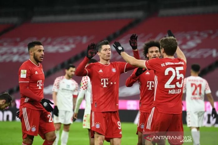 Para pemain Bayern Munich merayakan gol yang tercipta pada pertandingan Liga Jerman melawan Mainz 05 yang dimainkan di Allianz Arena, Munich, Minggu (3/1/2021). (ANTARA/AFP/ANDREAS GEBERT)