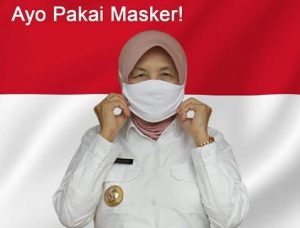 Bupati Barito Kuala, Hj Noormiliyani, tidak henti-hentinya mengimbau warga untuk selalu pakai masker. (humpro batola)