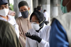 Menteri Sosial Tri Rismaharini saat mendatangi warga di kolong jembatan di Jakarta. (kemsos)