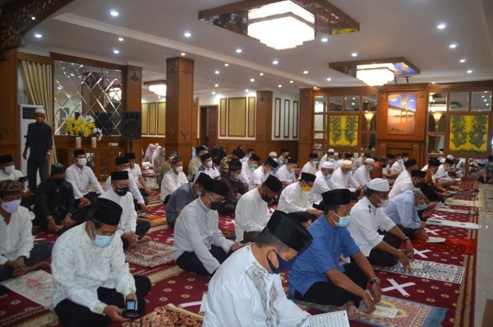 Shalat Hajad dalam rangka Hari Jadi Kabupaten Barito Kuala, Minggu malam. (humas)