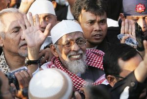 Abu Bakar Bashir disambut oleh para pendukungnya setelah dibebaskan dari penjara Cipinang 14 Juni 2006 di Jakarta, Indonesia. Bashir dibebaskan dari penjara hari ini setelah menjalani hukuman 25 bulan karena keterlibatannya dalam pemboman tahun 2002 di pulau resor Bali yang menewaskan 202 orang. (Foto oleh Dimas Ardian / Getty Images)