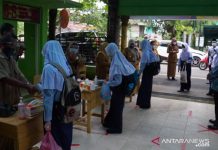 Hari Pertama Belajar Tatap Muka, Bupati HSS Langsung Cek Prokes