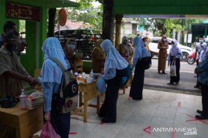 Peninjauan dimulainya pembelajaran tatap muka di Kabupaten HSS (Fathurrahman/Diskominfo HSS/Antarakalsel)