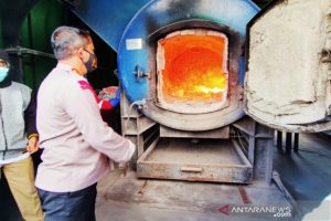 Kapolresta Banjarmasin Kombes Pol Rachmat Hendrawan memusnahkan barang bukt narkoba ke dalam Medical Waste Incinerator" atau tempat pembakaran limbah medis di Rumah Sakit Anshari Saleh Banjarmasin. (ANTARA/Ist)