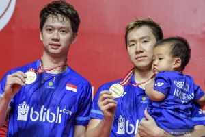 Dokumentasi - Ganda putra Indonesia Kevin Sanjaya Sukamuljo (kiri) dan Marcus Fernaldi Gideon memegang medali usai mengalahkan lawan senegara Hendra Setiawan dan Mohammad Ahsan dalam babak final Daihatsu Indonesia Masters 2020 di Istora Senayan, Jakarta, Minggu (19/1/2020). Kevin/Marcus batal ke Thailand karena Kevin dinyatakan positif COVID-19. ANTARA FOTO/GALIH PRADIPTA