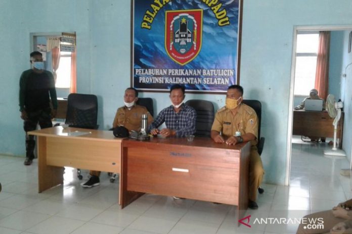 Anggota Komisi II Bidang Ekonomi dan Keuangan DPRD Provinsi Kalimantan Selatan (Kalsel) Muhammad Yani Helmi (tengah) saat berada di Kantor Pelabuhan Perikanan Batulicin (260 kilometer timur Banjarmasin) Kabupaten Tanah Bumbu, Senin 4 Januari 2020. (Istimewa)