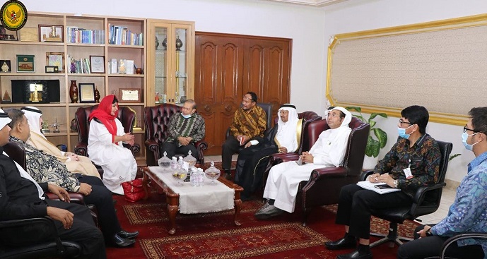 Putri Kerajaan Saudi, Princess Jauhara bersama para pengusaha setempat, temui Konsul Jenderal RI di Kantor KJRI Jeddah (30/12/2020). (KBRI Jeddah)