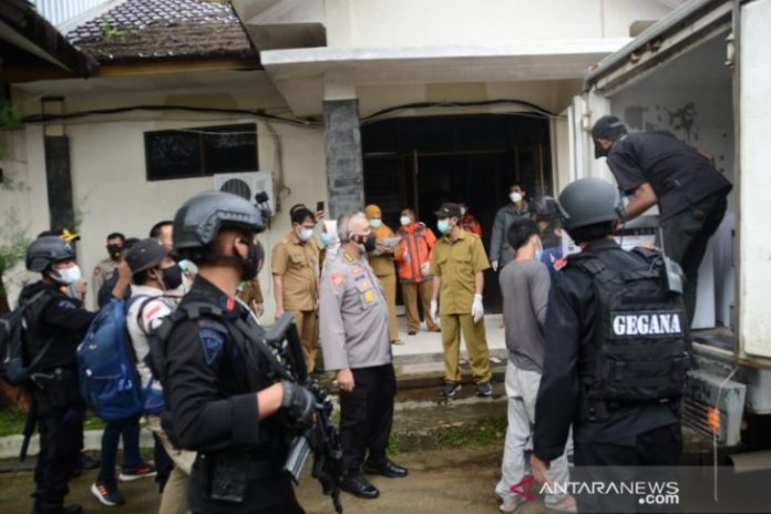 Anggota Brimob Polda Kalsel bersenjata lengkap mengawal kedatangan vaksin COVID-19 di Bandara Internasional Syamsudin Noor Banjarmasin hingga ke tempat penyimpanannya. (ANTARA/Firman)