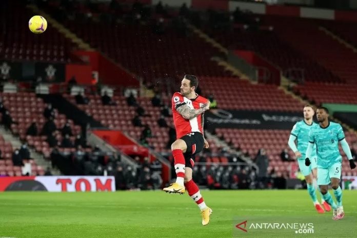 Penyerang Southampton Danny Ings mencetak gol ke gawang Liverpool dalam lanjutan Liga Inggris di Stadion St. Mary's, Southampton, Inggris, Senin (4/1/2021) waktu setempat. (ANTARA/REUTERS/POOL/Naomi Baker)