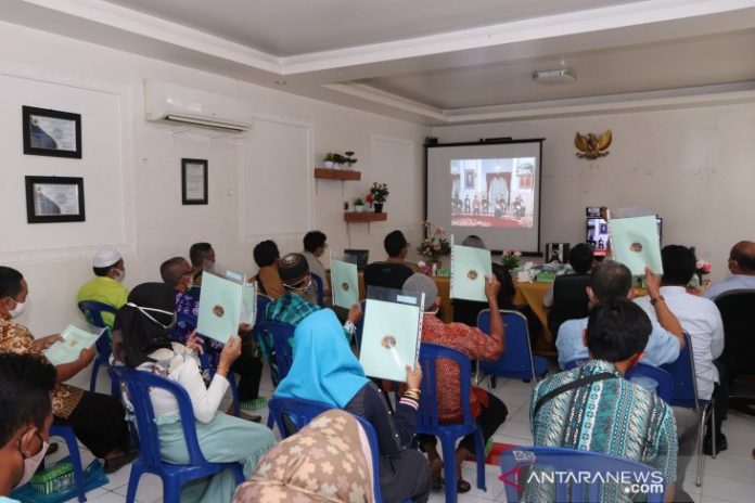 Penyerahan sertifikat tanah secara virtual di Kantor Pertanahan Kabupaten HSS (Fathurrahman/Diskominfo HSS/Antarakalsel)