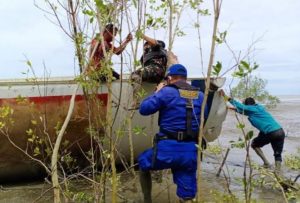 Polda Kalteng selidiki serpihan bangkai pesawat. (tribrata polri)