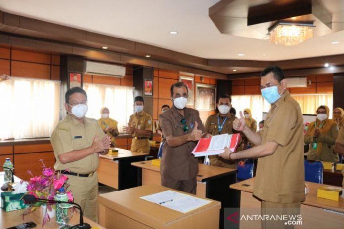 Sekda Banjar Mokhammad Hilman (paling kiri) menyaksikan serah terima jabatan mantan Kepala Bapenda Banjar Farid Soufian kepada Plt Kepala Bapenda Achmad Zulyadaini. Foto humas/Antaranews Kalsel