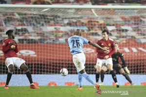 Gelandang Manchester City Fernandinho melepaskan tembakan voli untuk mencetak gol kedua timnya ke gawang Manchester United dalam laga semifinal Piala Liga Inggris di Stadion Old Trafford, Manchester, Inggris, Rabu (6/1/2021) waktu setempat. ANTARA/REUTERS/POOL/Peter Powell.