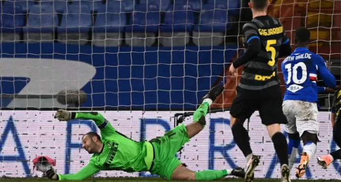 Penyerang Sampdoria Keita Balde (kanan) mencetak gol ke gawang Inter Milan pada pertandingan Liga Italia yang dimainkan di Stadion Luigi Ferraris, Genoa, Rabu (6/1/2021). (ANTARA/AFP/MARCO BERTORELLO)