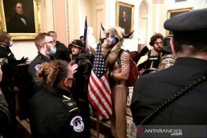 Polisi menghalau massa pendukung Presiden Donald Trump saat berdemonstrasi di lantai dua Gedung Capitol AS dekat pintu masuk Senat di Washington, Amerika Serikat, Rabu (6/1/2021). ANTARA FOTO/REUTERS/Mike Theiler/rwa.