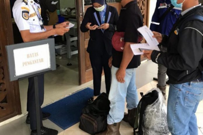 Pemeriksaan penumpang di Bandara Bersujud, Batulicin, Tanah Bumbu. (antara)