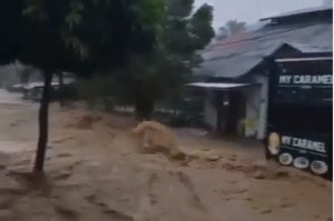 Banjir di Samarinda, Kalimantan Timur. (id @habarbanua)