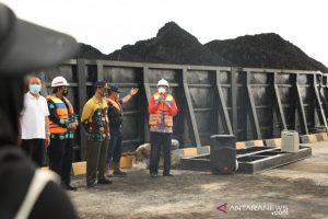Bongkar perdana kokas atau coking coal di Pelabuhan Pelaihari disaksikan Bupati Tanahlaut, Sukamta. (antara)