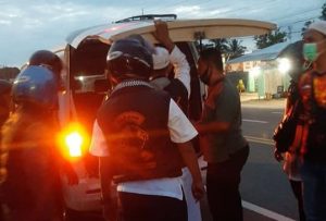 Korban tabrakan di Jl Tjilik Riwut, Palangkarara, dibawa ke rumah sakit. (FB BPK Tirta Borneo Kuala Kapuas)