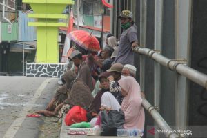 Para pengemis di Pinggir jalan Jembatan Masjid Sholaha Kota Barabai, Kabupaten HST, Kalsel (Antaranews Kalsel/M Taupik Rahman)