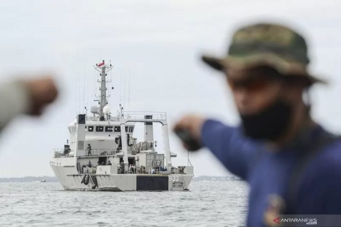 KRI Rigel-933 melakukan pencarian korban dan puing pesawat Sriwijaya Air SJ 182 yang hilang kontak di perairan Kepulauan Seribu, Jakarta, Minggu (10/1/2021). ANTARA FOTO/M Risyal Hidayat/wsj.