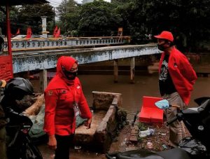 Persiapan gerakan membersihkan sungai di salah satu sungai di Jakarta oleh kader PDIP, Minggu 10 Januari 2021. (ig @pdip)