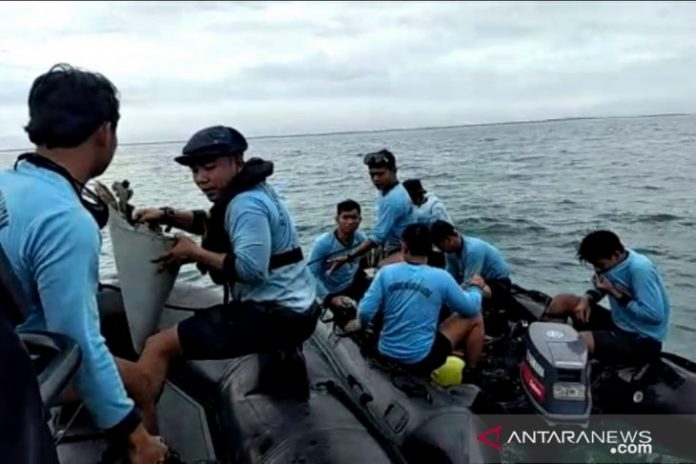 Tim SAR bekerja sama mengevakuasi serpihan pesawat dan potongan tubuh manusia yang diduga berasal dari pesawat Sriwijaya Air SJ 182 yang hilang di perairan Kepulauan Seribu (Foto ANTARA/ Ricky Prayoga)