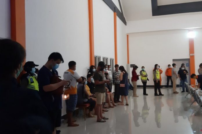 Pihak keluarga yang berada di Gedung Serbaguna Bandara Supadio Pontianak di Kubu Raya (ANTARA/Dedi)